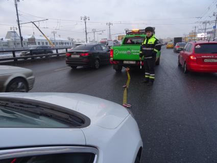 Москва. Сотрудники  ЦОДД (центра организации дорожного движения) на улице города.