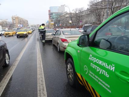 Москва. Сотрудники  ЦОДД (центра организации дорожного движения) на улице города.