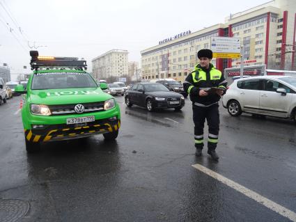 Москва. Сотрудник  ЦОДД (центра организации дорожного движения) на улице города.