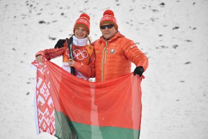 Южная Корея, Пхенчхан. Белорусская спортсменка Анна Гуськова, завоевавшая золотую медаль в лыжной акробатике на соревнованиях по фристайлу среди женщин и главный тренер белорусских фристайлистов Николай Козеко на XXIII зимних Олимпийских играх.