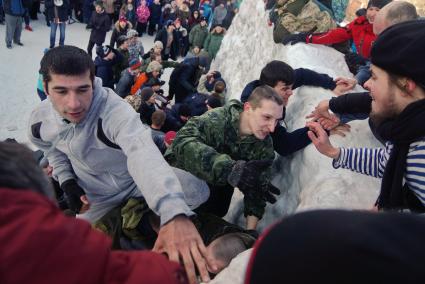 Екатеринбург. Мужчины штурмуют снежную крепость. Празднование широкой масленицы