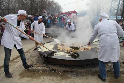 Ставрополь.  Приготовление большого блина во время праздничных гуляний, посвященных проводам Широкой Масленицы.