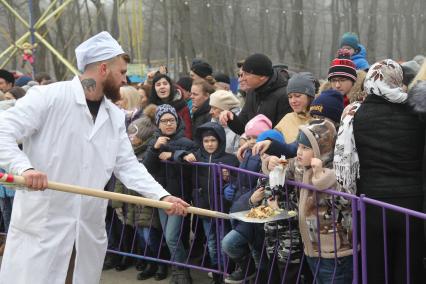 Ставрополь.  Горожане угощаются блинами во время праздничных гуляний, посвященных проводам Широкой Масленицы.