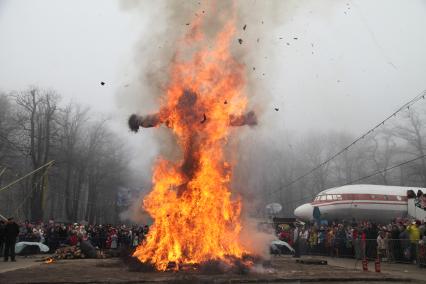 Ставрополь. Сжигание чучела во время праздничных гуляний, посвященных проводам Широкой Масленицы.