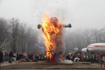 Ставрополь. Сжигание чучела во время праздничных гуляний, посвященных проводам Широкой Масленицы.