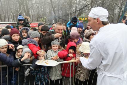 Ставрополь.  Горожане угощаются блинами во время праздничных гуляний, посвященных проводам Широкой Масленицы.