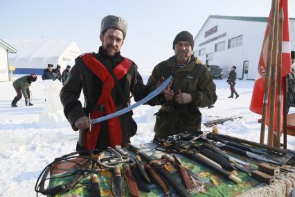 Барнаул. Казаки демонстрируют холодное оружие во время масленичных гуляний.