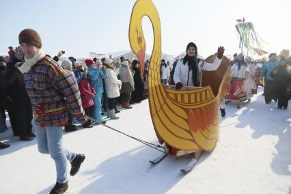 Барнаул. Конкурс саней во время масленичных гуляний.