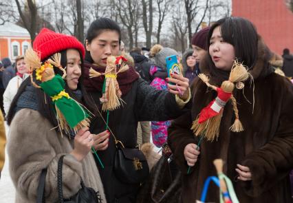 Санкт-Петербург.  Китайские туристки  фотографируются  во время празднования  `Широкой Масленицы`  в Петропавловской крепости.