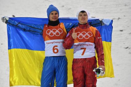 Южная Корея, Пхенчхан. Украинский спортсмен Александр Абраменко, завоевавший золотую медаль, и олимпийский спортсмен из России Илья Буров (слева направо), завоевавший бронзовую медаль в дисциплине лыжная акробатика на соревнованиях по фристайлу среди мужчин на XXIII зимних Олимпийских играх.