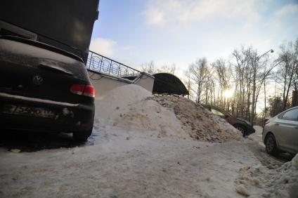 Москва.  Снежные сугробы во дворе жилого дома.