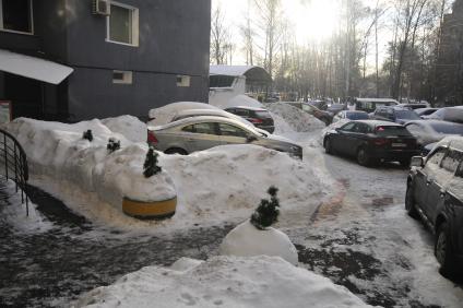 Москва. Снежные сугробы во дворе жилого дома.