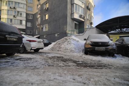 Москва. Снежные сугробы во дворе жилого дома.