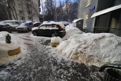 Москва. Снежные сугробы во дворе жилого дома.