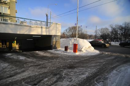 Москва.  Снежные сугробы на улице города.