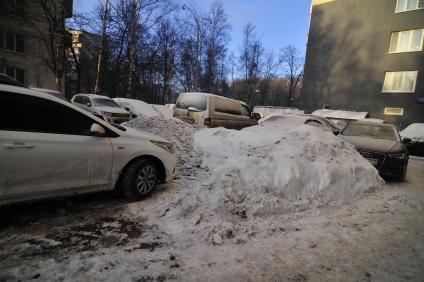 Москва.  Снежные сугробы во дворе жилого дома.