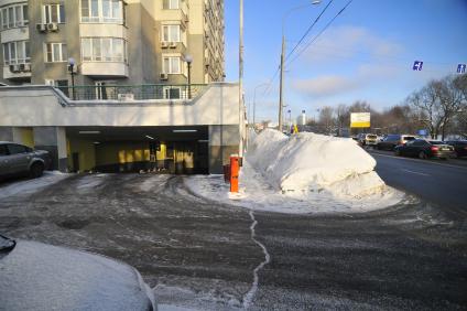 Москва.  Снежные сугробы на улице города.