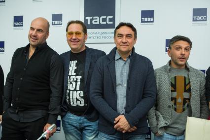 Санкт-Петербург. Актеры Ростислав Хаит, Александр Демидов, Камиль Ларин и Леонид Барац (слева направо) на пресс-конференции, посвященной фильму `О чем говорят мужчины. Продолжение` режиссера Флюзы Фархшатовой.