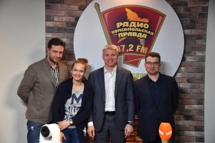 Москва . Министр спорта Павел Колобков ( в центре) и главный редактор журнала `Телепрограмма` Павел Садков (справа) на радио `Комсомольская правда`.