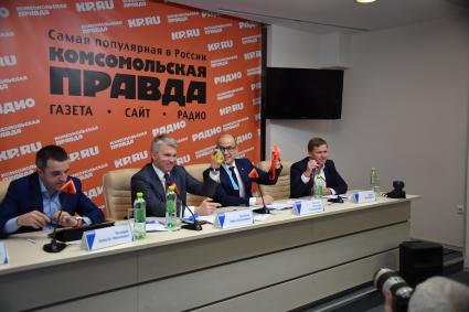 Москва . Предприниматель, спортивный функционер Алексей Ческидов, министр спорта РФ Павел Колобков, глава Удмуртской республики Александр Бречалов , призер Олимпийских игр, чемпион мира биатлонист Иван Черезов (слева направо) в редакции `Комсомольская правда`.