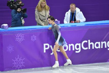 Южная Корея, Каннын. Российская фигуристка Евгения Медведева после выступления в короткой программе женского одиночного катания на соревнованиях по фигурному катанию на XXIII зимних Олимпийских играх.