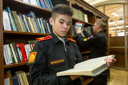 Санкт-Петербург, новый военный городок  Суворовского военного училища. Суворовцы  в библиотеке