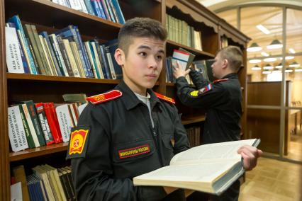 Санкт-Петербург, новый военный городок Суворовского военного училища. Суворовцы в библиотеке