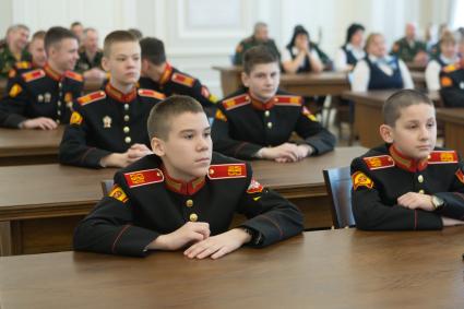 Санкт-Петербург, новый военный городок  Суворовского военного училища. Суворовцы и педагогический состав училища на занятиях.