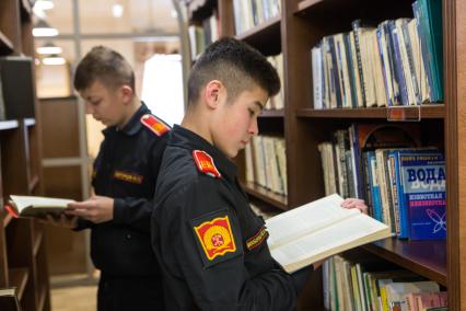 Санкт-Петербург, новый военный городок Суворовского военного училища. Суворовцы в библиотеке