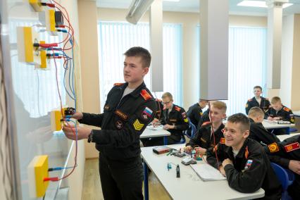 Санкт-Петербург, новый военный городок Суворовского военного училища. Суворовцы на уроке физики.