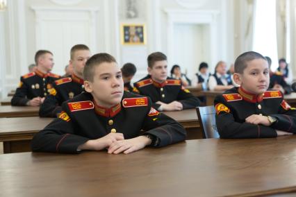 Санкт-Петербург, новый военный городок  Суворовского военного училища. Суворовцы и педагогический состав училища на занятиях.