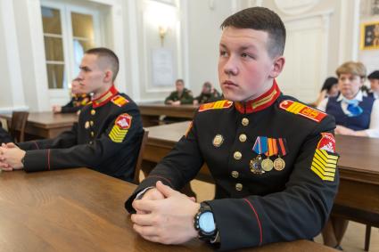 Санкт-Петербург, новый военный городок Суворовского военного училища. Суворовцы и педагогический состав училища на занятиях.