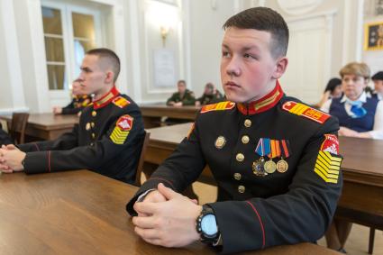 Санкт-Петербург, новый военный городок  Суворовского военного училища. Суворовцы и педагогический состав училища на занятиях.