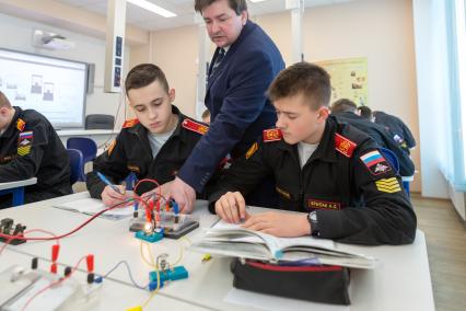 Санкт-Петербург, новый военный городок  Суворовского военного училища. Суворовцы на уроке физики.