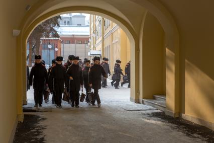 Санкт-Петербург, новый военный городок  Суворовского военного училища . Суворовцы идут на занятия.