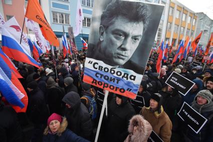 Москва. Участники марша памяти политика Бориса Немцова на проспекте Академика Сахарова.