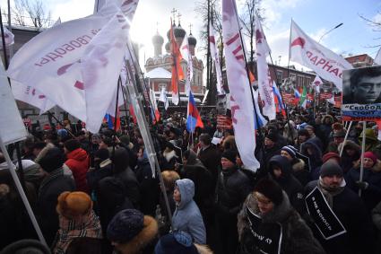 Москва.  Участники  марша памяти политика Бориса Немцова на проспекте Академика Сахарова.