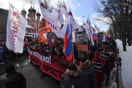 Москва.  Участники  марша памяти политика Бориса Немцова на проспекте Академика Сахарова.