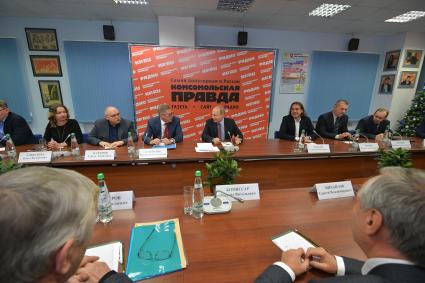 Москва. Главный редактор интернет-издания `Газета.ру` Ольга Алексеева, главный редактор журнала `Огонек` Сергей Агафонов, генеральный директор ИД `Комсомольская правда` Владимир Сунгоркин, президент России Владимир Путин, главный редактор газеты `Коммерсантъ` Сергей Яковлев, главный редактор еженедельника `Аргументы и факты` Игорь Черняк и главный редактор `Российской газеты` Владислав Фронин (слева направо) на встрече с руководителями российских печатных СМИ и информагентств в редакции газеты `Комсомольская правда`.
ОГРАНИЧЕНИЯ ИСПОЛЬЗОВАНИЯ: не для продажи.