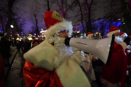 Москва. Мужчина в костюме Деда Мороза на традиционном параде Снегурочек на Тверском бульваре.