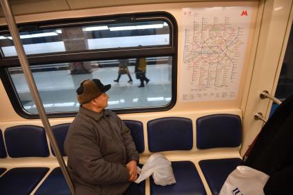 Москва. Пассажир в вагоне поезда на станции `Хорошевская` Большой кольцевой линии метро.