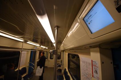 Москва. Пассажир в вагоне поезда метро.
