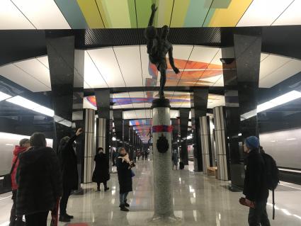 Москва. Скульптура футболиста в интерьере станции `ЦСКА` Большой кольцевой линии метро.