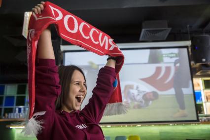 Самара. Девушка радуется победе команды.