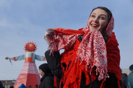 Самара.  Девушка  во время масленичных гуляний.