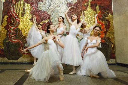 Санкт-Петербург. Прима-балерины Михайловского театра приняли участие в акции `Ночь балета` на станции метро `Автово`.