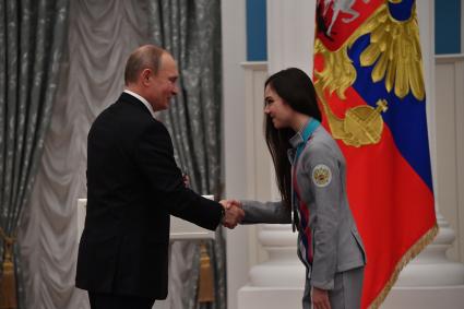 Москва. Президент России Владимир Путин и двукратный серебряный призер по фигурному катанию Евгения Медведева, награжденая орденом Дружбы на церемонии вручения государственных наград победителям и призерам XXIII зимних Олимпийских игр в Пхенчхане.