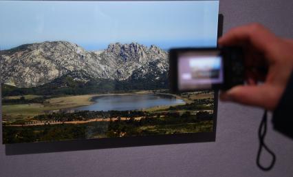 Южная Корея  ,пограничный пункт. Фотография пограничного озера   Жеумшанг.