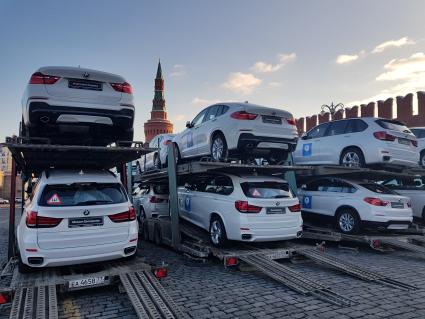 Москва.  Автомобили  марки BMW на Васильевском Спуске, которые будут вручены российским спортсменам, победителям и призерам XXIII зимних Олимпийских игр в Пхенчхане.