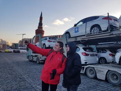 Москва.  Молодые люди фотографируются у автомобилей   марки BMW на Васильевском Спуске, которые будут вручены российским спортсменам, победителям и призерам XXIII зимних Олимпийских игр в Пхенчхане.